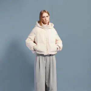 [롯데백화점]DEWL 크롭 후드 셔링 숏 다운_D254PSG231