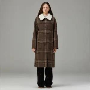 갤러리아 [써스데이아일랜드]2025 F/W 털 카라 틸부착 체크 롱 코트 (T258MCT237W)