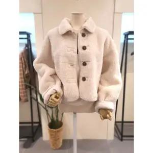 [대구백화점] [미스칸트]에코 카라 숏 뽀글 점퍼 무스탕 크림(KEJPPC01CR)