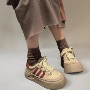 여성용 일상 키높이 둥근코 삼중 스니커즈