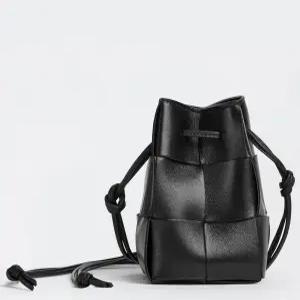 미니 카세트 크로스바디 버킷백 680217