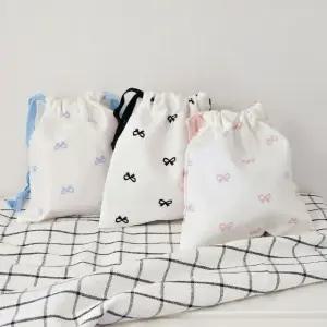 리본 패브릭 스트링 복조리 파우치 소형 3색상 (WFKBK4O)