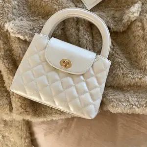 [신세계라이브쇼핑][옷자락] 여성용 미니 퀼팅 가죽 크로스백 핸들 체인백