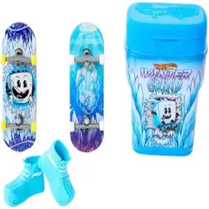 스케이트보드 2개와 신발 한 켤레가 달린 핫 휠 다양한 모델