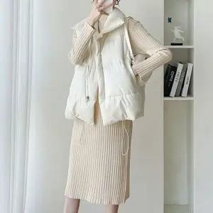 고품질 아이보리 패딩조끼 데일리 니트원피스 세트 겨울 코디룩 (WFKEYND)