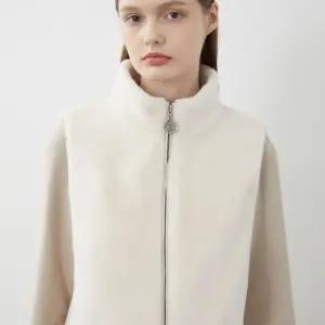 올리비아로렌 HC14 배색 패치 인조퍼 베스트  VOBJF3W9361