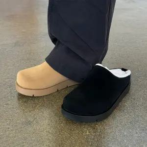 [이룰]4cm 천연 스웨이드 아웃솔 통굽 퍼 안감 키높이 슬리퍼 2colors