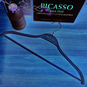 [브이앤비리빙]벤트우드 프리미엄 어깨뿔 방지 논슬립 원목 옷걸이 30P