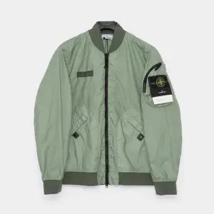 스톤아일랜드 와펜로고 멤브리나 TC 나일론 봄버 남성 자켓 K1S154100004 S0A21 V0055