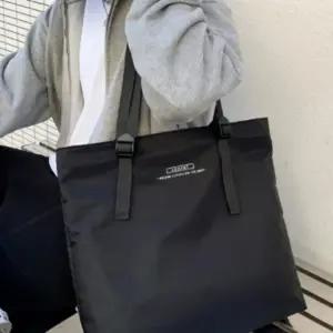 빅사이즈 토트가방 블랙 색상 캐주얼 나일론 숄더백 스트릿 경량 데일리 대용량 데일리백