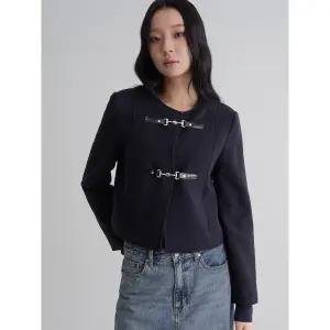 [에잇세컨즈] 논칼라 레더 버클 숏 재킷  네이비 (355X11LY1R)