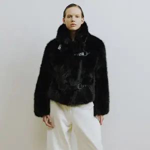 [롯데백화점]몰리올리 [몰리올리] ROY Toggle Faux Fur Jacket [Black]