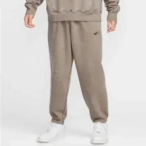 [나이키] 스포츠웨어 솔로 스우시 커프 팬츠 M B5 HJ2233 297