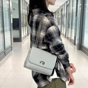 가죽 체인끈숄더백 (WFJ65W8)