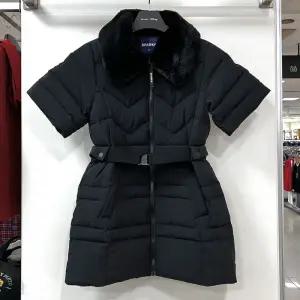 [디즈니골프][행복한백화점][디즈니골프]퍼 카라 배색 반소매 허리벨트 A라인 덕다운 점퍼 블랙 여성 SO4LJ