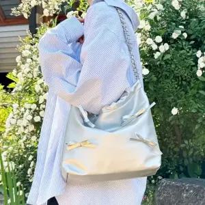 여성 핸드백 체인끈 리본 숄더 광택 가방 실버 (WFK9AH5)