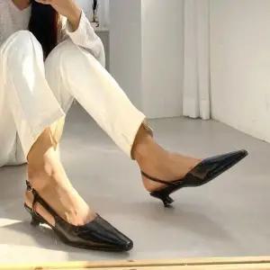 고품질 모던 스퀘어토 슬링백 미들힐 5FW 데일리슈즈 세련된디자인 (WFKA0R3)