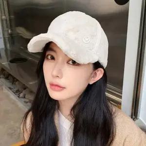 여성 겨울 M로고 퍼 야구모자 여자 털 겨울볼캡 4컬러