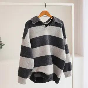 [잇수다] 배니덴 스트라이프 배색 셔츠 카라 레이어드 루즈핏 니트
