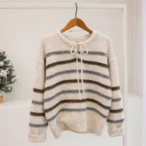 [잇수다] 하울슨 리본 스트라이프 배색 루즈핏 라운드 울 니트