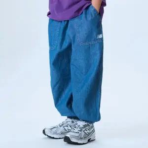 [뉴발란스]M 뉴발란스키즈바지 HQK NK9TF2502U-55 PLAY DENIM 알라딘 데님 조거 팬츠
