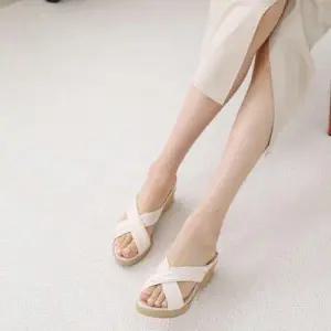 주름 가죽 디테일 엑스자 꼬임 포인트 데일리 슬리퍼 WEC890B