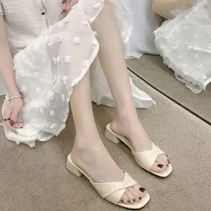 웨이브 꼬임 디테일 에나멜 굽 포인트 샌들 슬리퍼 WEDF8D4