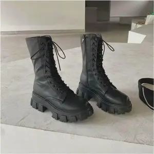 키높이 겨울신발 여자 레이스업 블랙 워커 통굽 부츠