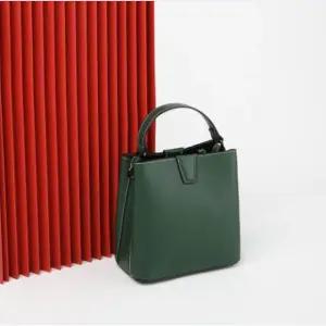 가죽 스몰 토트백 중년 여성 칸칸 소지품가방