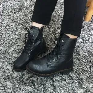 [디아슈즈]부아 국산 레이스업 통굽 미들 키높이 여성워커 5cm