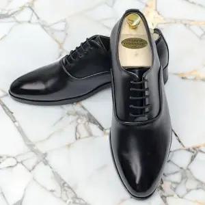 남자 클래식 디자인 유광 소재 정장 세미정장 구두 WF42332