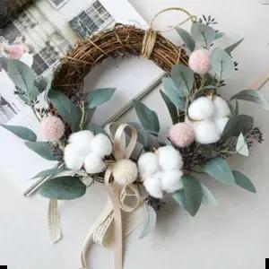 조화벽걸이 귀여운 꽃잎과 목화로 만든 폼폼 코튼 리스