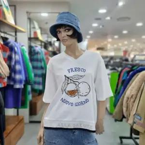 베네통/애플아울렛/면100% 밑단 니트 배색 브이넥 티셔츠/ BATSA4531