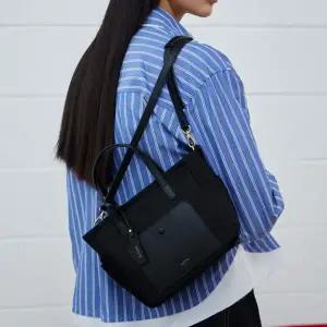 [헤지스](대구신세계)[선물추천][라잇백] 블랙 심플 포켓 나일론 탑집 토트겸 크로스S HIBA5F957BK