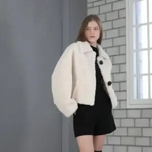 39모던코치FAUX FUR 양털자켓