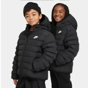 [국내매장판] 나이키 NSW 라이트웨이트 신세틱 필 루즈 후드 주니어 점퍼 블랙 FD2845-010