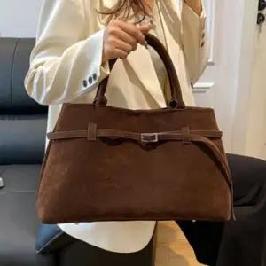 토트백 여성 스웨이드 핸드백 오피스룩 고급 브라운 (WFKAZ8W)