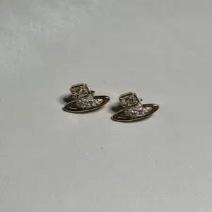 VIVIENNE WESTWOOD 브라이튼 BAS RELIEF 귀걸이 62010346 02R6 R678CN