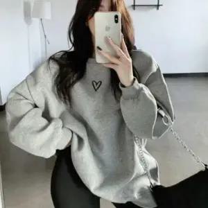 하트 자수 기모 오버핏 맨투맨