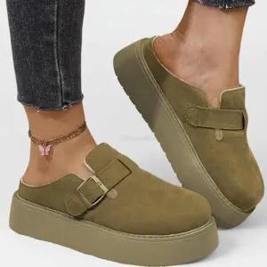 CCS7D94여성용 편안한 데일리 버클 통굽 슬리퍼 기모 디자인