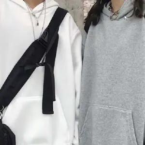 캐주얼룩부터 스트릿룩까지 폭넓게 활용 가능한 활용도 높은 무지 슬림핏 남녀공용 후드티