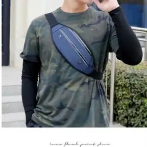 데일리 방수소재 힙색 스포츠 연결 케이블 허리가방 이어폰 남자 크로스백