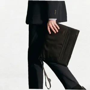 내셔널지오그래픽 N225ACB520 어반 몰딩 클러치백 BLACK 2141950590 1353267