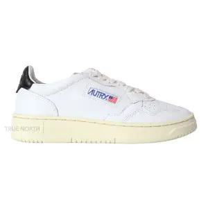 [오트리] 여성 AULW LL22 메달리스트 레더 로우 스니커즈 화이트&블랙탭