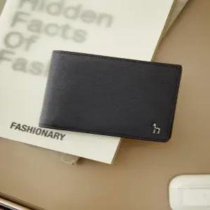 헤지스 액세서리 남성 24FW [스테디셀러]네이비 단색 소가죽 반지갑 WUWA4F371N3