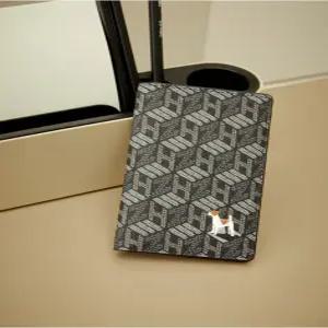 헤지스 액세서리 남성 24FW [스테디셀러]블랙 이니셜패턴 가죽 카드지갑 WUHO4F902BK