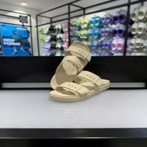 [크록스] 크록스 브루클린 버클 로우 슬라이드 211215-0LH 샌드스톤 아이보리 버클 슬리퍼