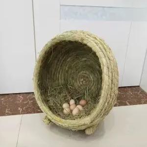 밀짚 재질의 닭장과 둥지 바구니 알 낳기 위한 케이지 터널