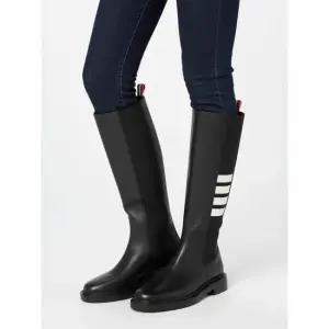 THOM BROWNE 25 4바 스트라이프 하이 첼시부츠  FFB138A 06257 001)