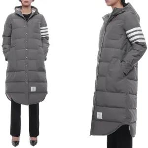 [롯데백화점]톰브라운 25FW 여성 사선 스트라이프 다운 롱패딩 FOD025X 05222 035 25F